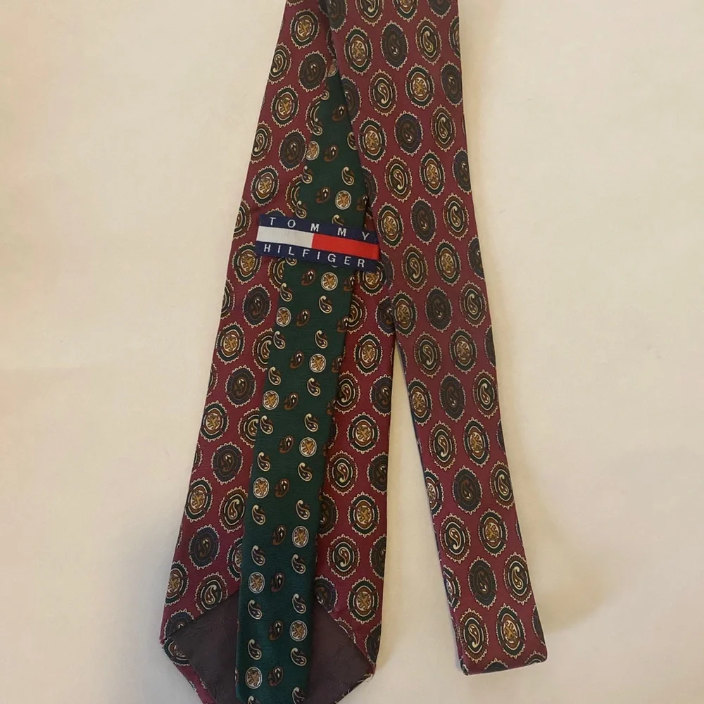 TOMMY HILFIGER Red Paisley Mens 100% Silk Neck Tie $45 EUC